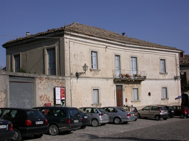 Palazzetto su piazza Tharolis